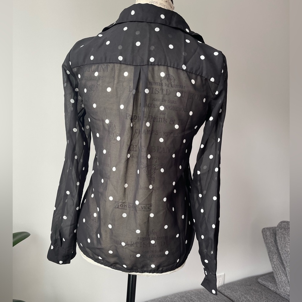 White dot button down see through blouse
Size: XS - Picture 4 of 5